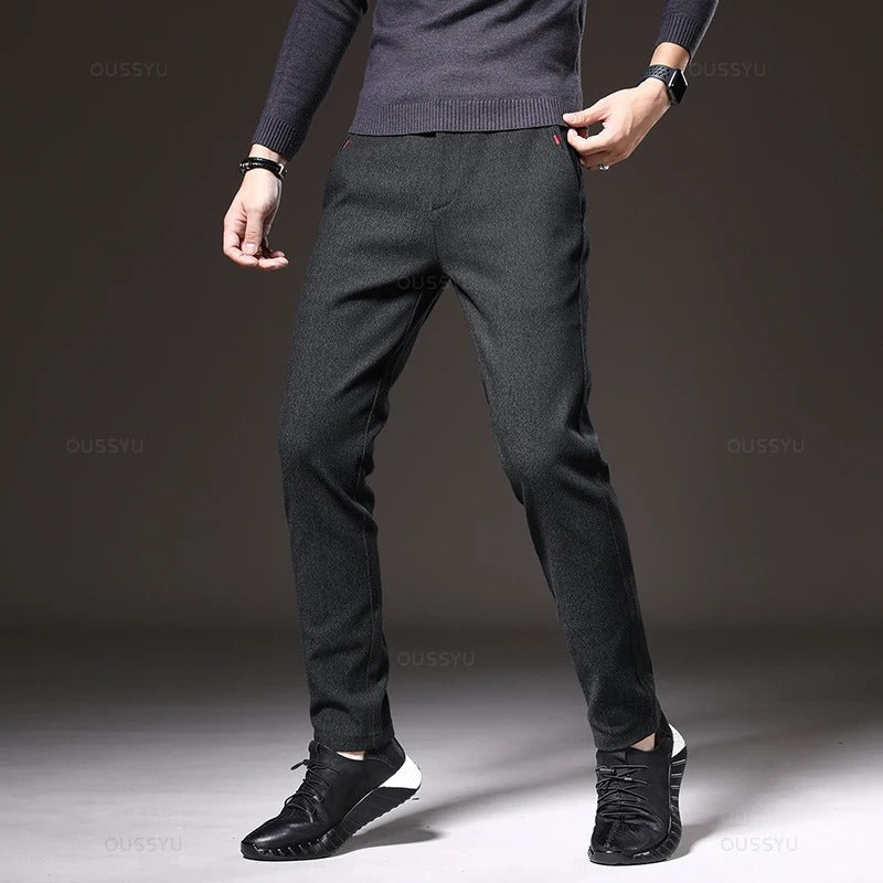 "Miesten joustavat slim fit puuvillahousut, tummansininen; hengittävä materiaali, sopii business-casual-tyyliin."
