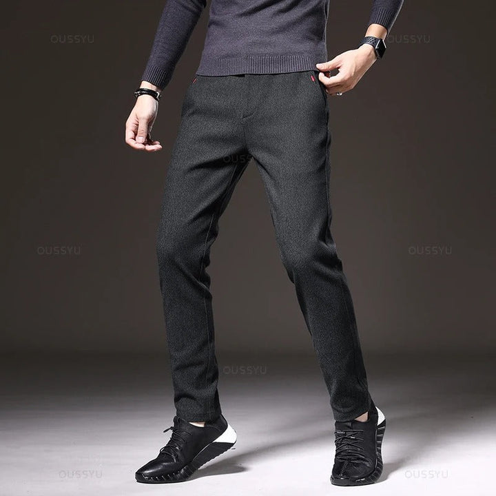 "Miesten joustavat slim fit puuvillahousut, tummansininen; hengittävä materiaali, sopii business-casual-tyyliin."