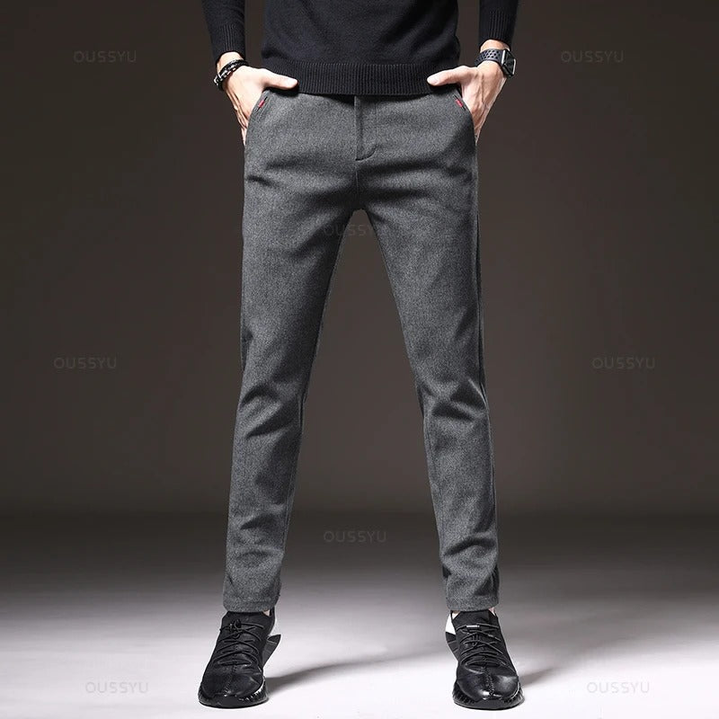"Miesten joustavat slim fit puuvillahousut, tummansininen; hengittävä materiaali, sopii business-casual-tyyliin."
