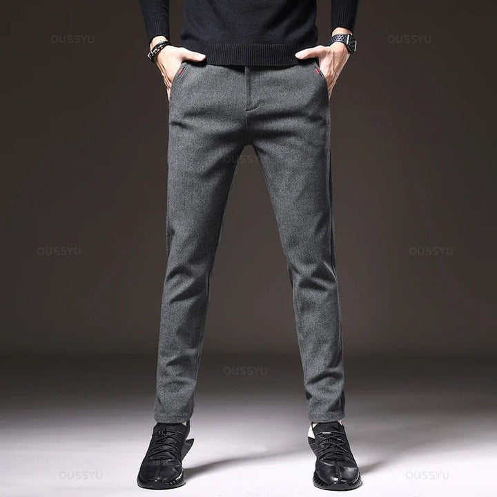"Miesten joustavat slim fit puuvillahousut, tummansininen; hengittävä materiaali, sopii business-casual-tyyliin."