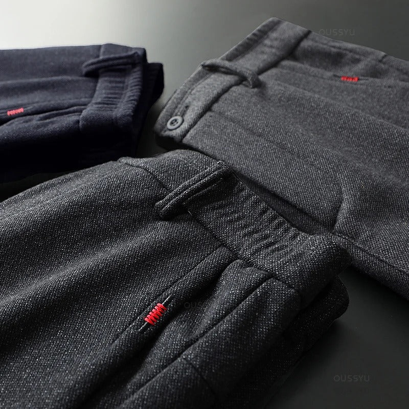 "Miesten joustavat slim fit puuvillahousut, tummansininen; hengittävä materiaali, sopii business-casual-tyyliin."