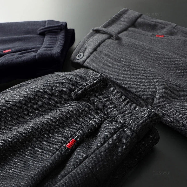 "Miesten joustavat slim fit puuvillahousut, tummansininen; hengittävä materiaali, sopii business-casual-tyyliin."