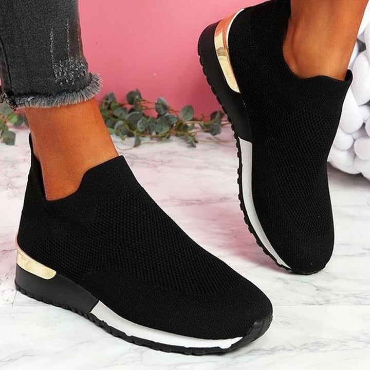 "Miesten joustavat slip-on lenkkarit, kevyt ilmava päällinen, harmaa sävy, mukava ortopedinen tuki ja hyvä pito"