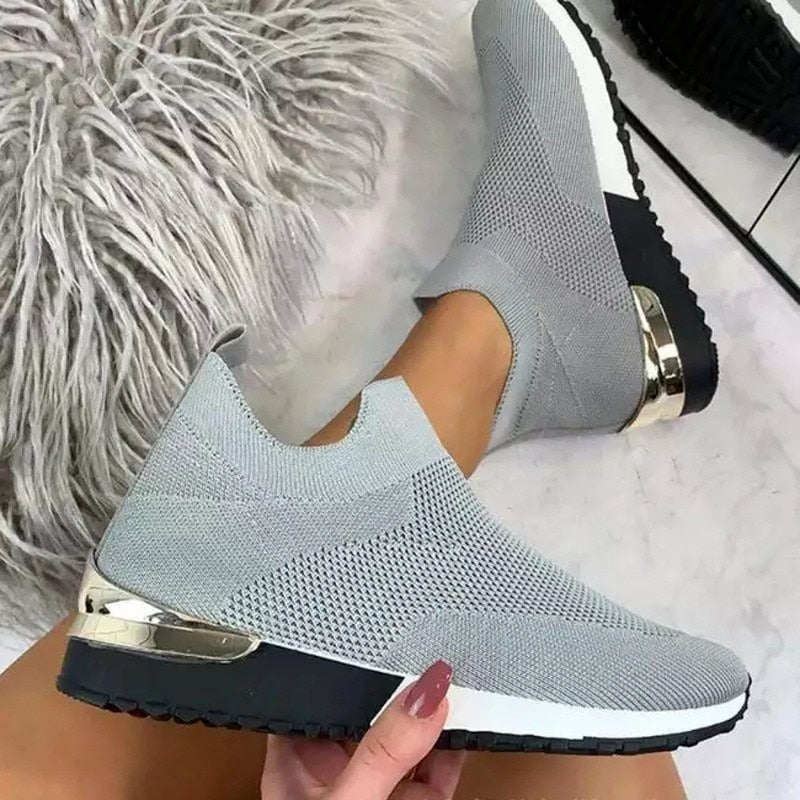 "Miesten joustavat slip-on lenkkarit, kevyt ilmava päällinen, harmaa sävy, mukava ortopedinen tuki ja hyvä pito"