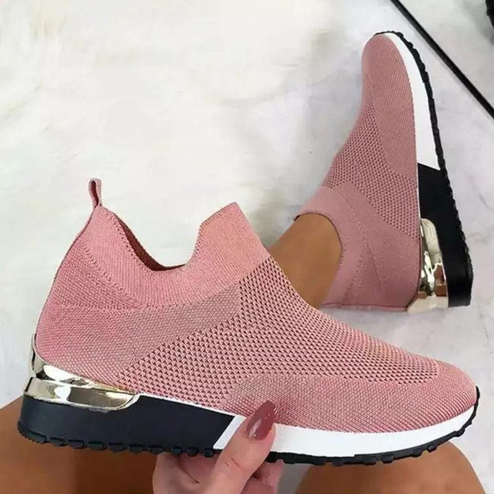 "Miesten joustavat slip-on lenkkarit, kevyt ilmava päällinen, harmaa sävy, mukava ortopedinen tuki ja hyvä pito"