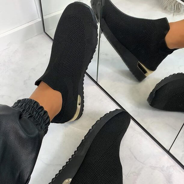 "Miesten joustavat slip-on lenkkarit, kevyt ilmava päällinen, harmaa sävy, mukava ortopedinen tuki ja hyvä pito"