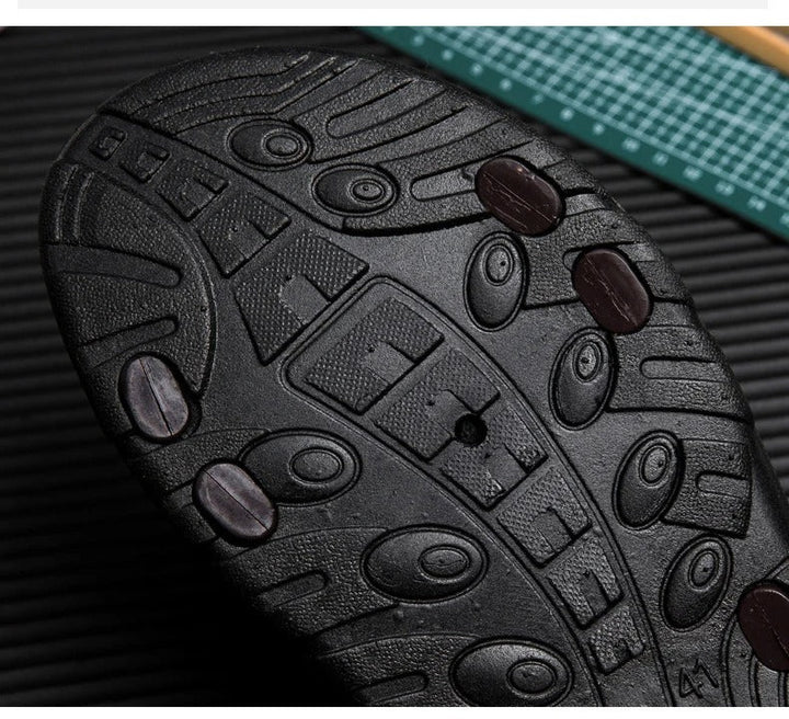 Miesten kesäsandaalit hengittävällä slip-on-muotoilulla, kevyt rakenne ja kestävä ulkopohja rannalle tai ulkoiluun.