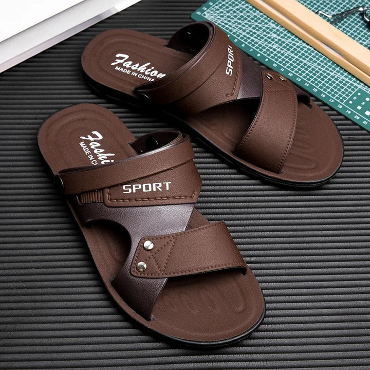 Miesten kesäsandaalit hengittävällä slip-on-muotoilulla, kevyt rakenne ja kestävä ulkopohja rannalle tai ulkoiluun.