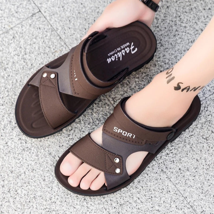 Miesten kesäsandaalit hengittävällä slip-on-muotoilulla, kevyt rakenne ja kestävä ulkopohja rannalle tai ulkoiluun.