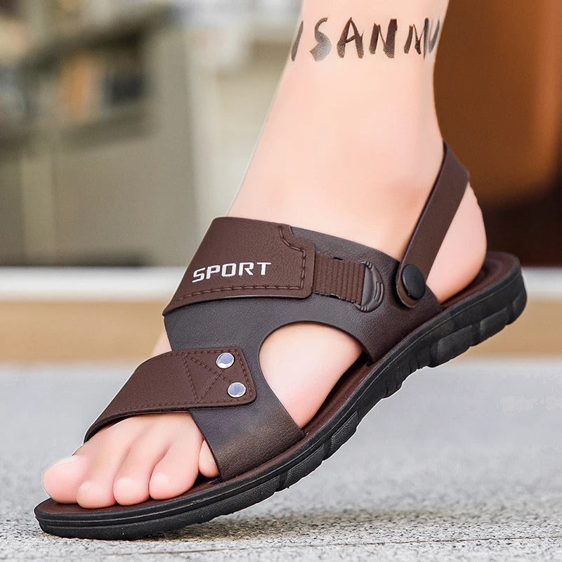 Miesten kesäsandaalit hengittävällä slip-on-muotoilulla, kevyt rakenne ja kestävä ulkopohja rannalle tai ulkoiluun.