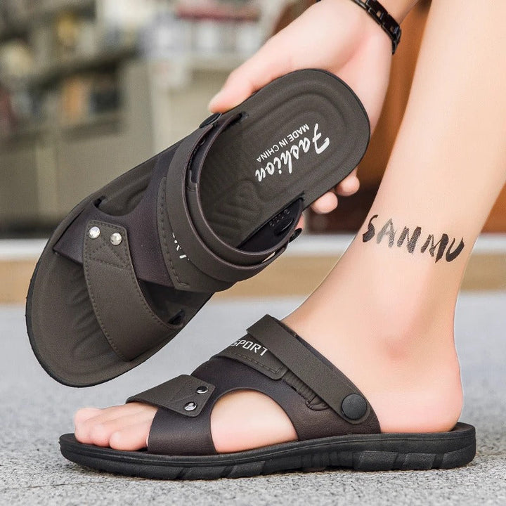 Miesten kesäsandaalit hengittävällä slip-on-muotoilulla, kevyt rakenne ja kestävä ulkopohja rannalle tai ulkoiluun.