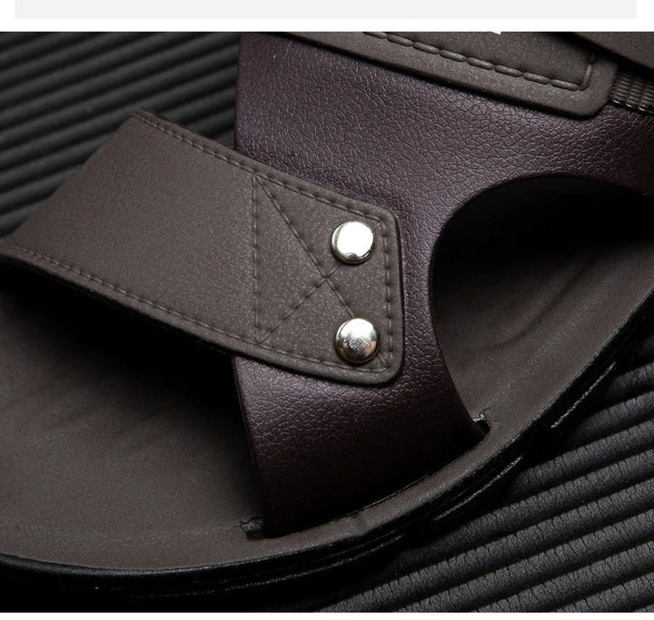 Miesten kesäsandaalit hengittävällä slip-on-muotoilulla, kevyt rakenne ja kestävä ulkopohja rannalle tai ulkoiluun.