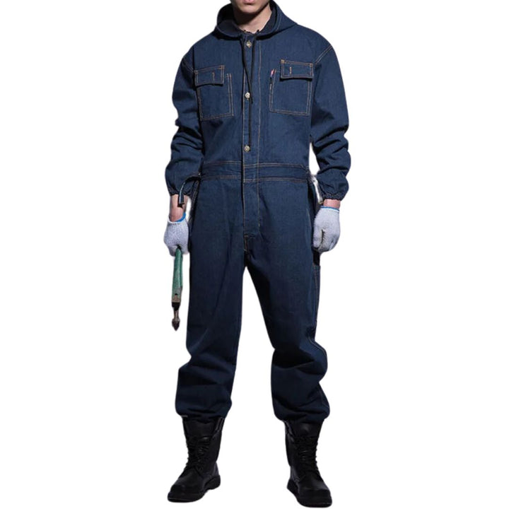 "Miesten kestävä farkkuhaalari, sininen denim, taskut, säädettävät olkaimet, työkäyttöön, ergonominen muotoilu"