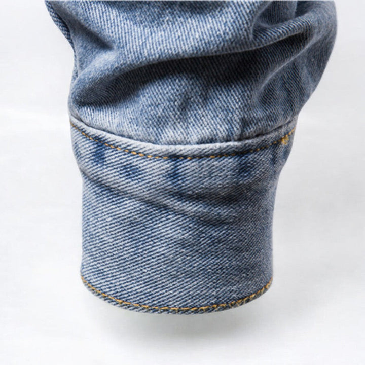 Miesten kestävä pesemätön denim takki edestä, jykevä sininen materiaali, rintataskut, sopii moderniin tyyliin.