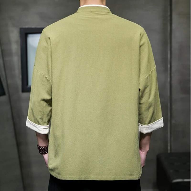 "Miesten kevät overshirt, japanilaistyylinen, vaalea puuvilla-liinasekoite, minimalistinen ja kevyt muotoilu."