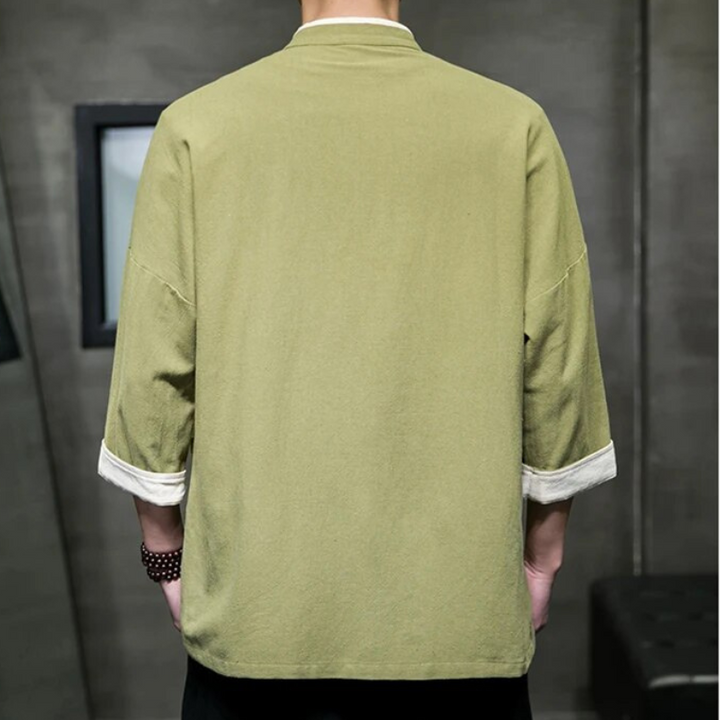 "Miesten kevät overshirt, japanilaistyylinen, vaalea puuvilla-liinasekoite, minimalistinen ja kevyt muotoilu."