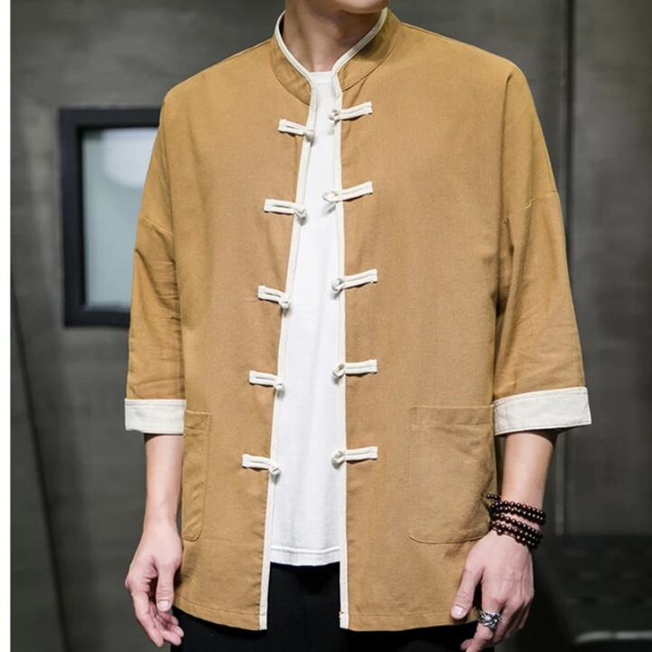"Miesten kevät overshirt, japanilaistyylinen, vaalea puuvilla-liinasekoite, minimalistinen ja kevyt muotoilu."