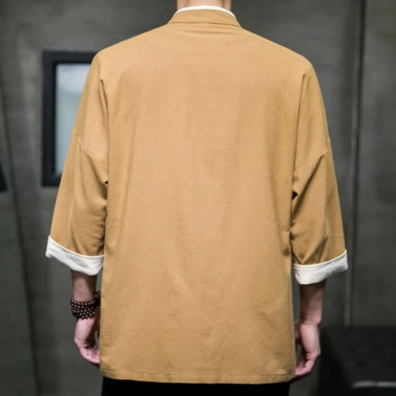 "Miesten kevät overshirt, japanilaistyylinen, vaalea puuvilla-liinasekoite, minimalistinen ja kevyt muotoilu."