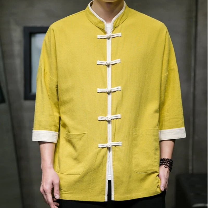 "Miesten kevät overshirt, japanilaistyylinen, vaalea puuvilla-liinasekoite, minimalistinen ja kevyt muotoilu."