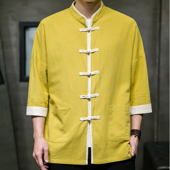 "Miesten kevät overshirt, japanilaistyylinen, vaalea puuvilla-liinasekoite, minimalistinen ja kevyt muotoilu."