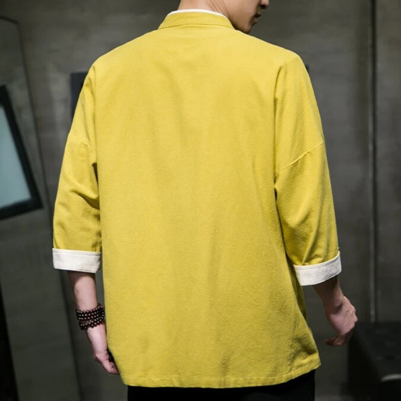 "Miesten kevät overshirt, japanilaistyylinen, vaalea puuvilla-liinasekoite, minimalistinen ja kevyt muotoilu."
