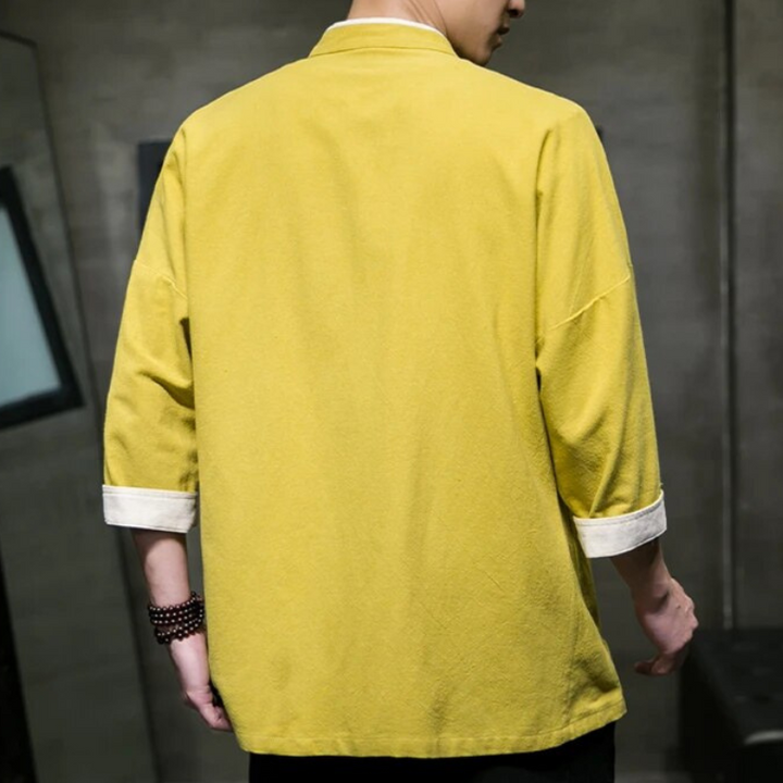 "Miesten kevät overshirt, japanilaistyylinen, vaalea puuvilla-liinasekoite, minimalistinen ja kevyt muotoilu."