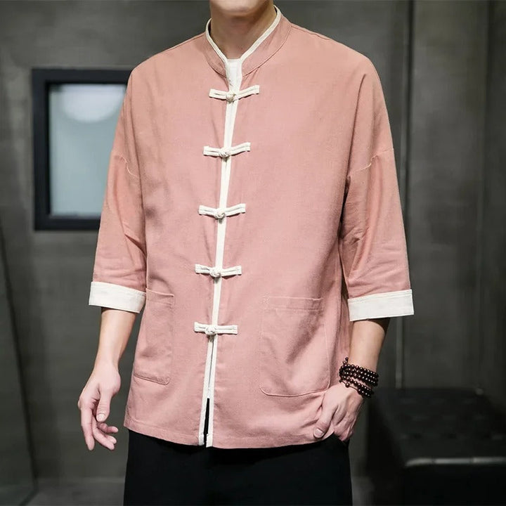 "Miesten kevät overshirt, japanilaistyylinen, vaalea puuvilla-liinasekoite, minimalistinen ja kevyt muotoilu."