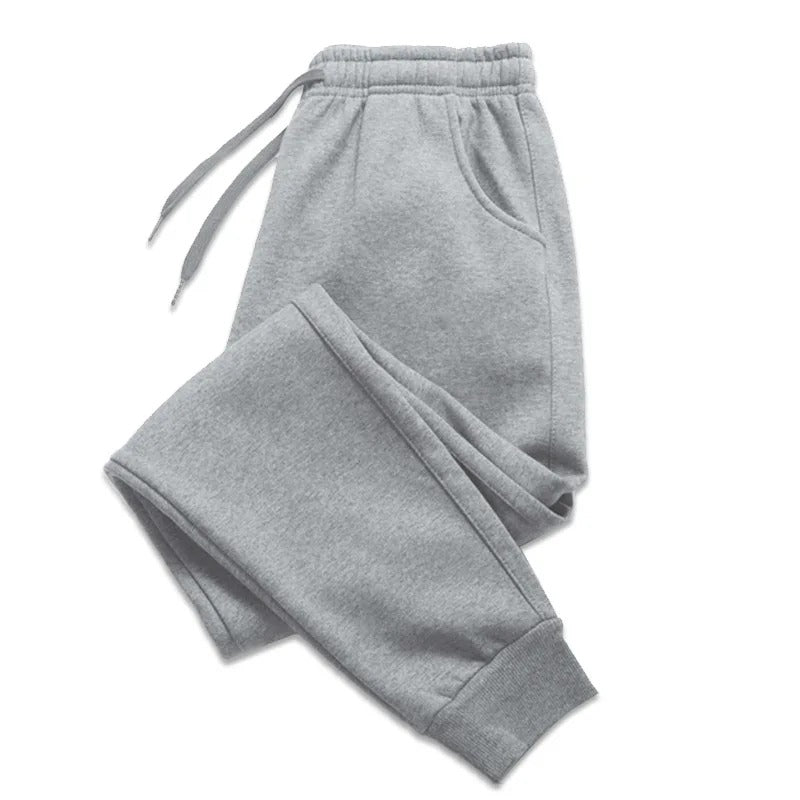 "Miesten kevyt ja hengittävä jogger jakaa muodikasta siluettia kapeilla lahkeilla ja elastisella vyötäröllä."
