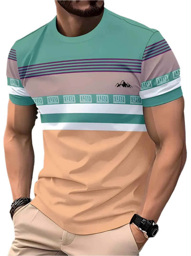 Herre let stribet T-shirt med korte ærmer, rund halsudskæring, blå og hvide striber, sommertøj.