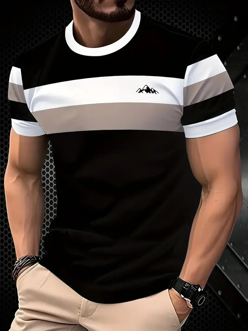 Herre let stribet T-shirt med korte ærmer, rund halsudskæring, blå og hvide striber, sommertøj.