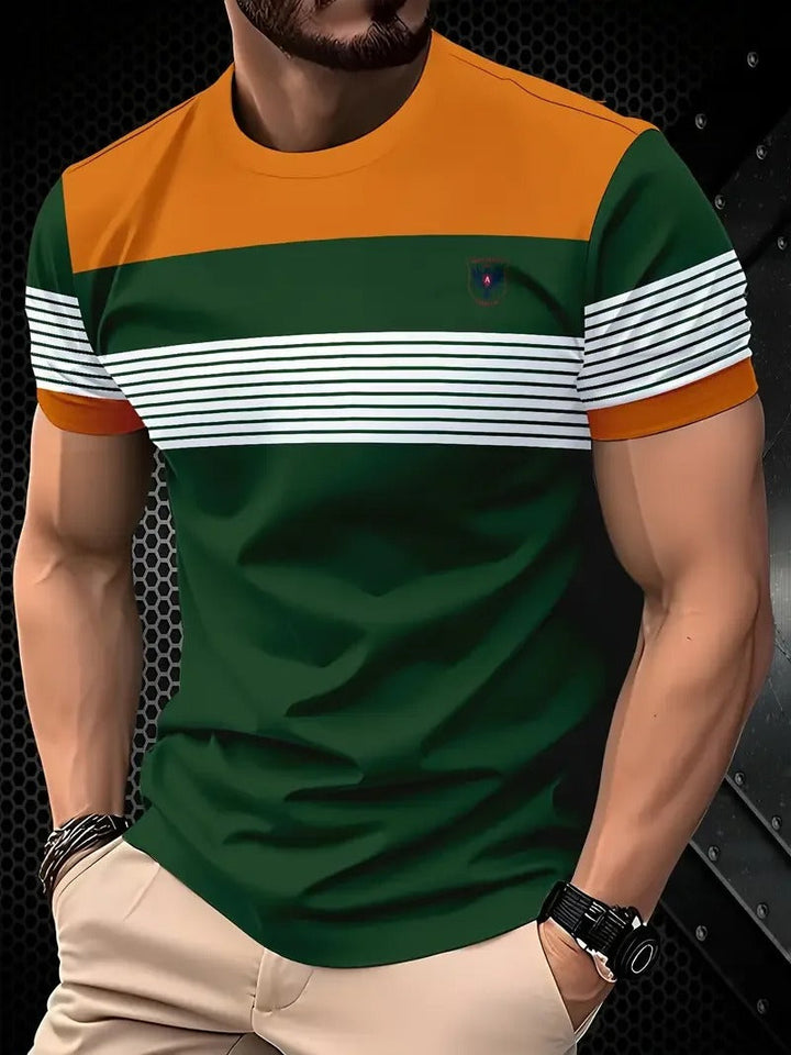 Herre let stribet T-shirt med korte ærmer, rund halsudskæring, blå og hvide striber, sommertøj.