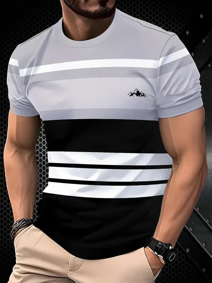 Herre let stribet T-shirt med korte ærmer, rund halsudskæring, blå og hvide striber, sommertøj.