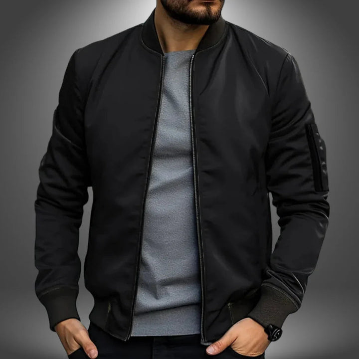"Miesten kevyt tuulitakkityylinen bomber-takki, minimalistinen design, ribbaus hihansuissa, vetoketjullinen tasku"