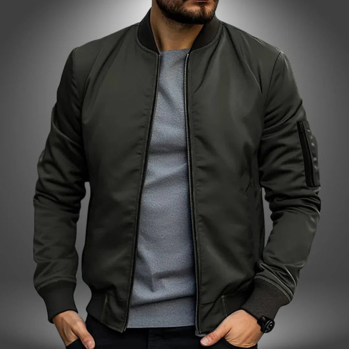"Miesten kevyt tuulitakkityylinen bomber-takki, minimalistinen design, ribbaus hihansuissa, vetoketjullinen tasku"