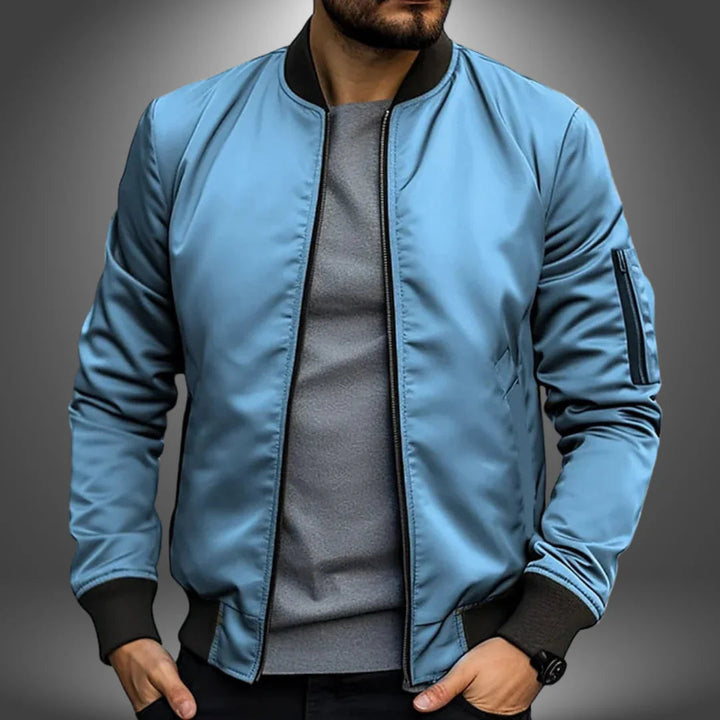 "Miesten kevyt tuulitakkityylinen bomber-takki, minimalistinen design, ribbaus hihansuissa, vetoketjullinen tasku"