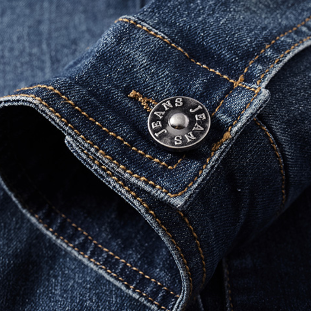 Herre Klassisk Mørkeblå Denimjakke, afslappet pasform, tidløst design, velegnet til hverdags- og udendørs brug.