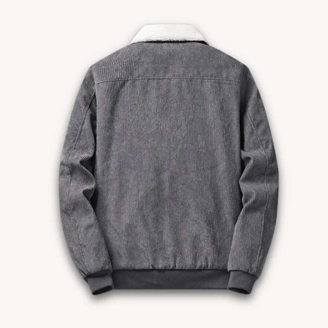 Mænds klassiske fløjlsjakke med sherpafór, rummelige forlommer, beige, forfra, designet til koldt vejr med stil.
