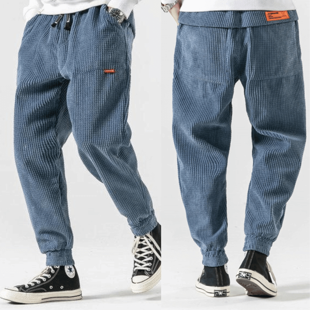 Miesten klassiset ruskeat vakosamettihousut, pehmeä tekstuuri ja elegantti muotoilu. Täydellinen tyylikkääseen pukeutumiseen.