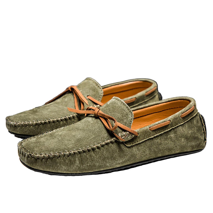 "Miesten klassiset slip-on loaferit, mukava kevyt rakenne, musta nahka, ajaton muotoilu ja liukastumista estävä pohja."