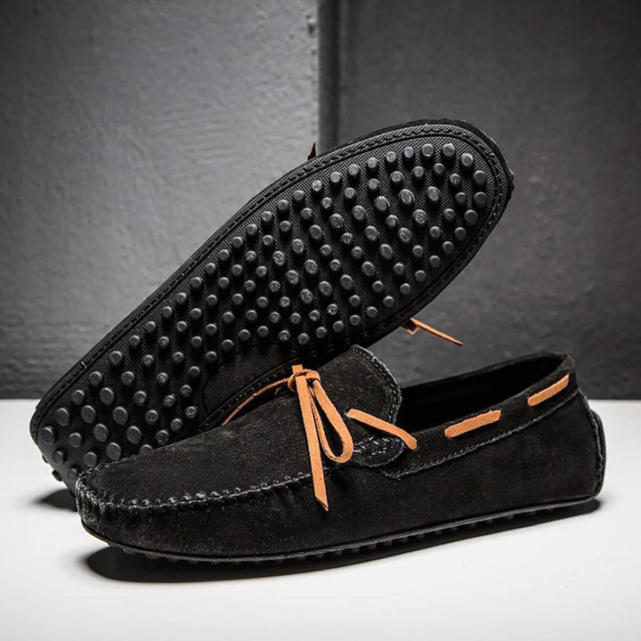 "Miesten klassiset slip-on loaferit, mukava kevyt rakenne, musta nahka, ajaton muotoilu ja liukastumista estävä pohja."