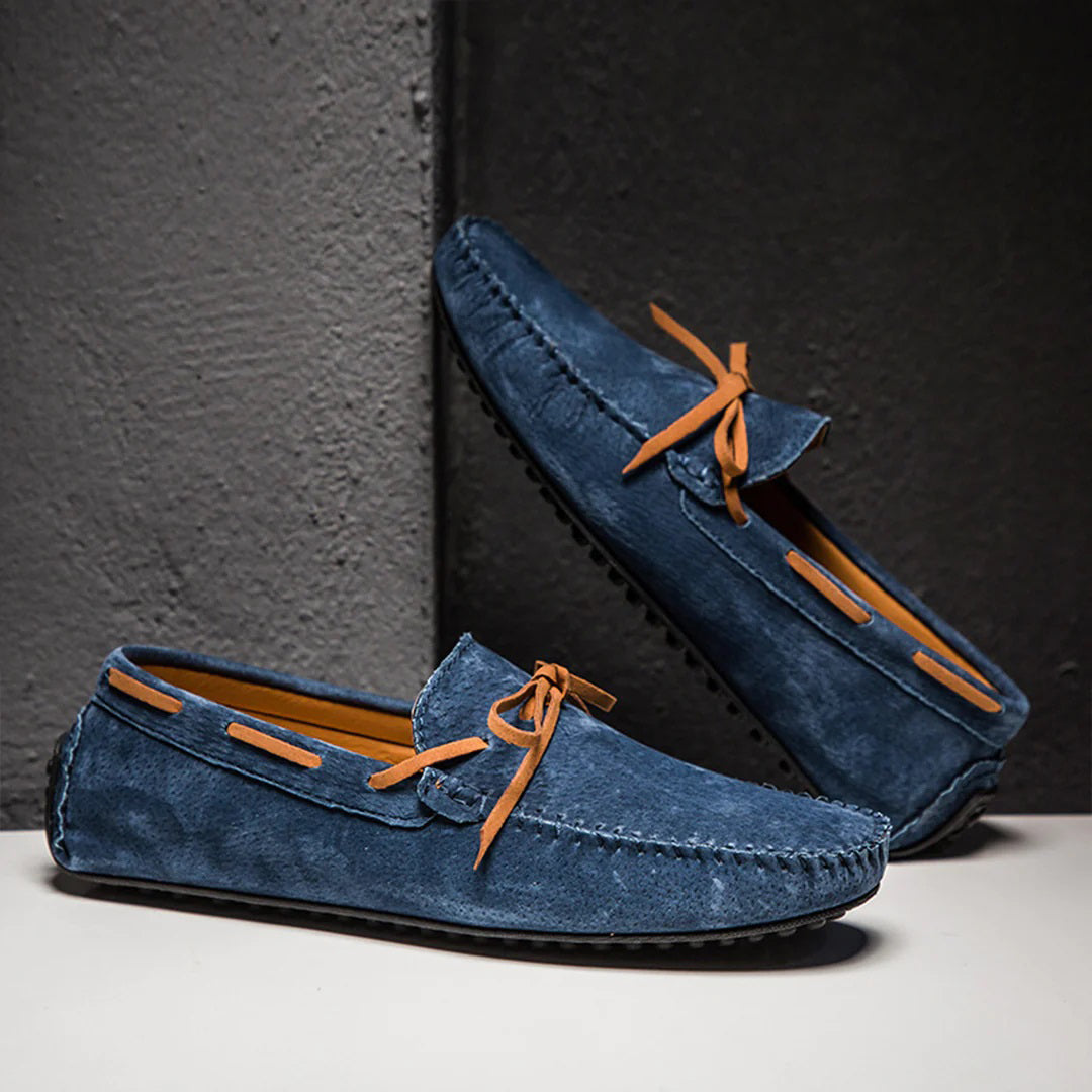 "Miesten klassiset slip-on loaferit, mukava kevyt rakenne, musta nahka, ajaton muotoilu ja liukastumista estävä pohja."