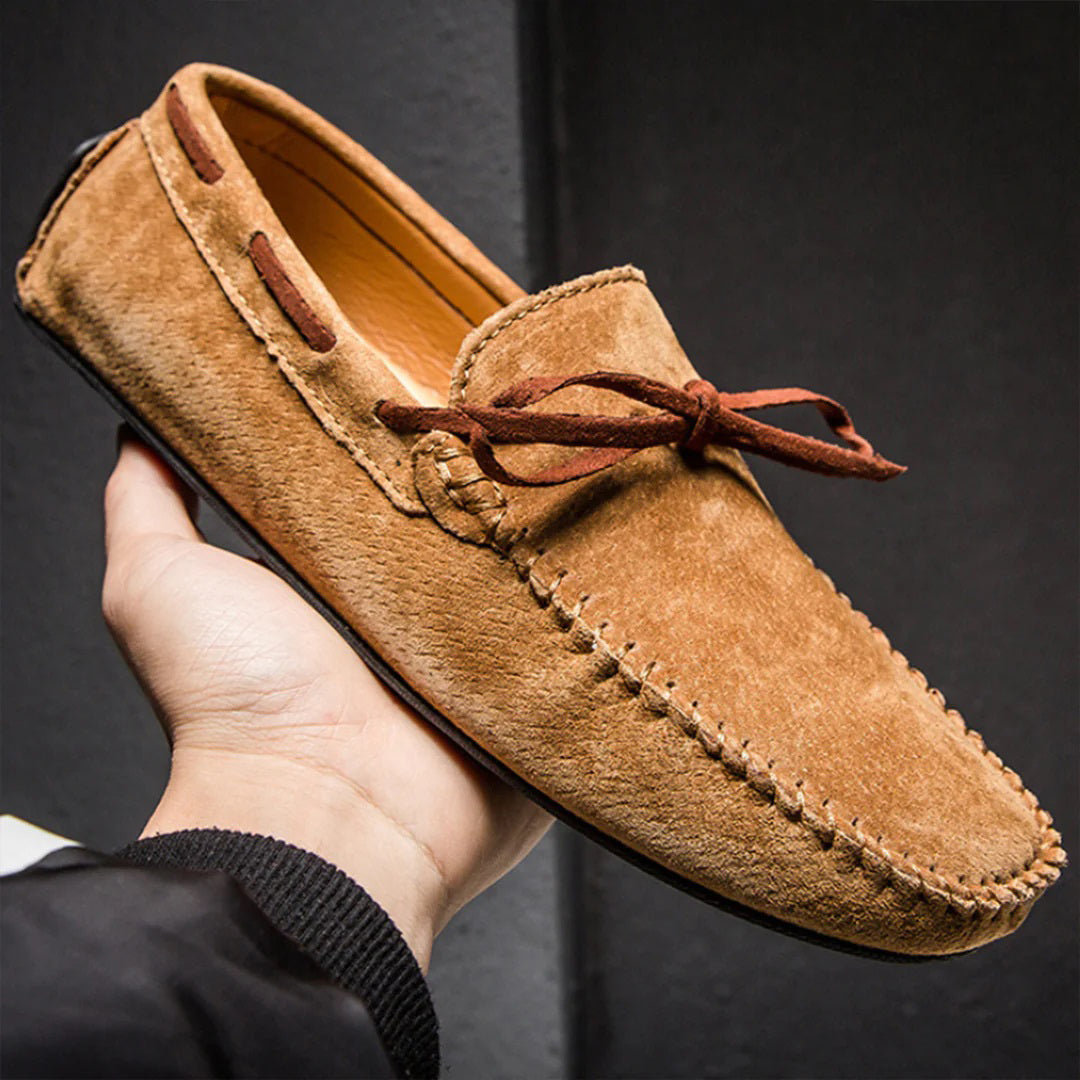 "Miesten klassiset slip-on loaferit, mukava kevyt rakenne, musta nahka, ajaton muotoilu ja liukastumista estävä pohja."