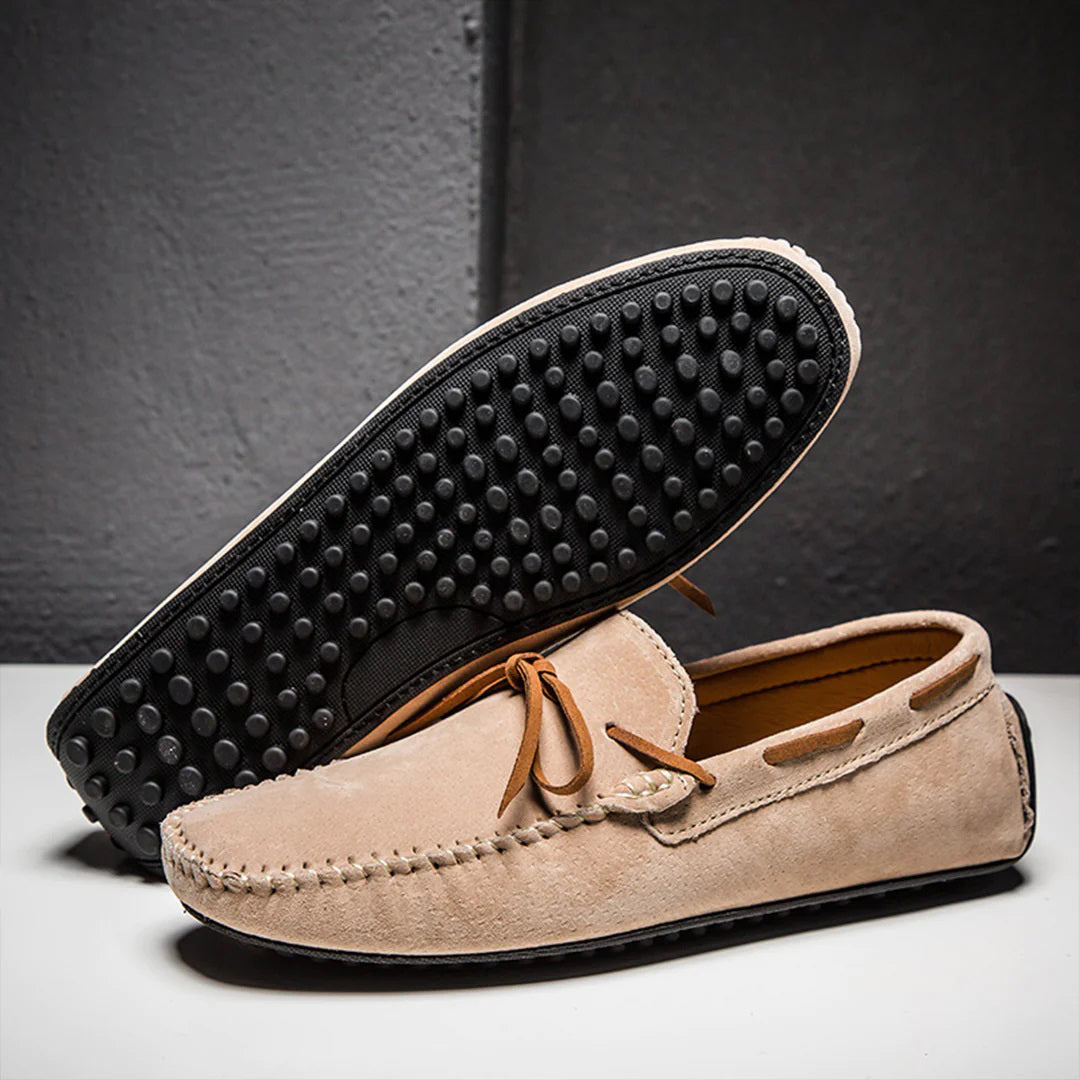 "Miesten klassiset slip-on loaferit, mukava kevyt rakenne, musta nahka, ajaton muotoilu ja liukastumista estävä pohja."