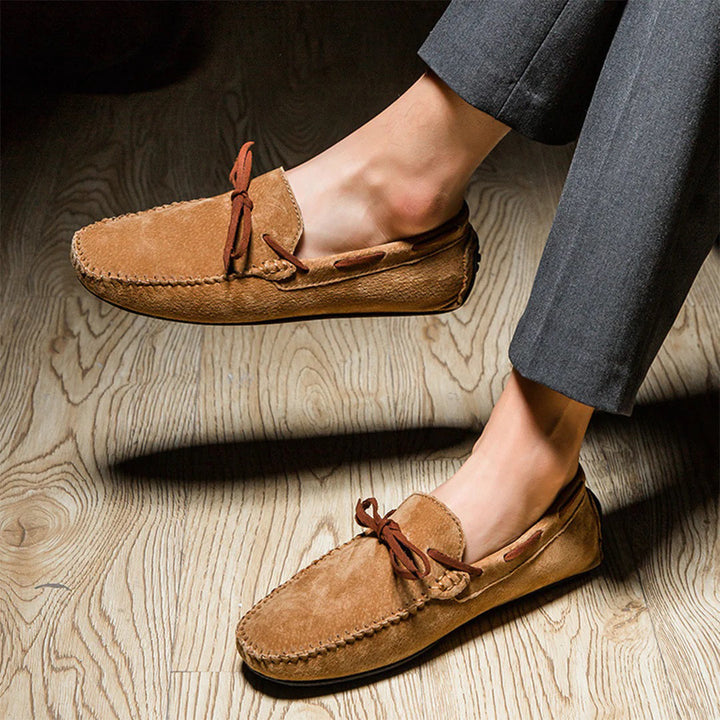 "Miesten klassiset slip-on loaferit, mukava kevyt rakenne, musta nahka, ajaton muotoilu ja liukastumista estävä pohja."