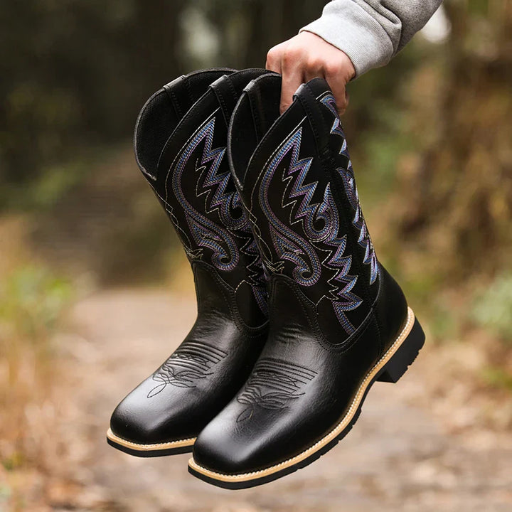 "Miesten korkeat cowboy-saappaat, retrotyylinen nahka, brodeeraus, ruskea sävy, leveä kärki, ajaton look"