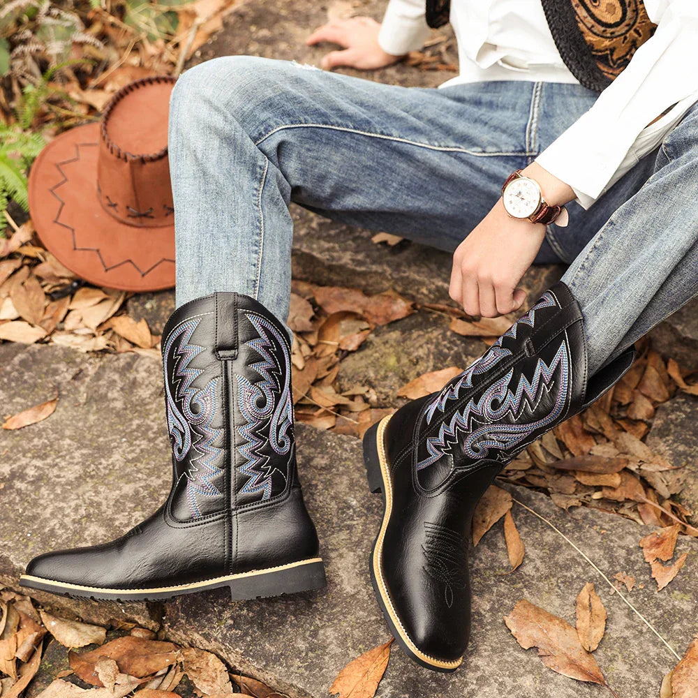 "Miesten korkeat cowboy-saappaat, retrotyylinen nahka, brodeeraus, ruskea sävy, leveä kärki, ajaton look"