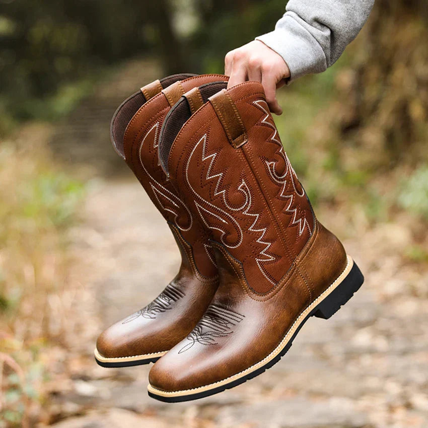 "Miesten korkeat cowboy-saappaat, retrotyylinen nahka, brodeeraus, ruskea sävy, leveä kärki, ajaton look"
