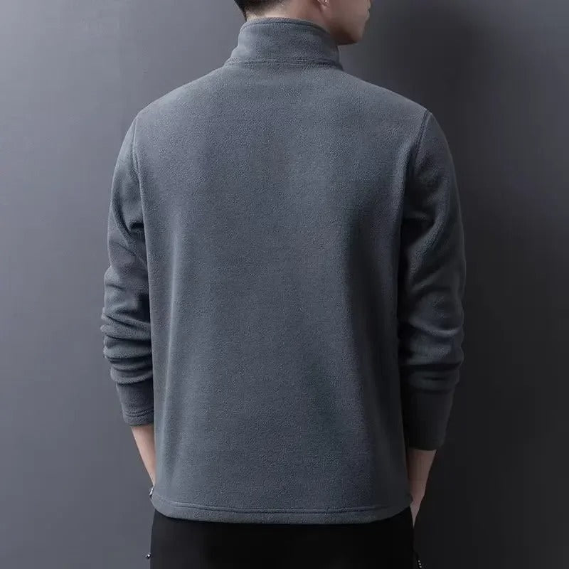 Miesten lämmin fleece soft shell -takki, hengittävä, moderni muotoilu, vetoketjullinen kaulus, tummansininen sävy.