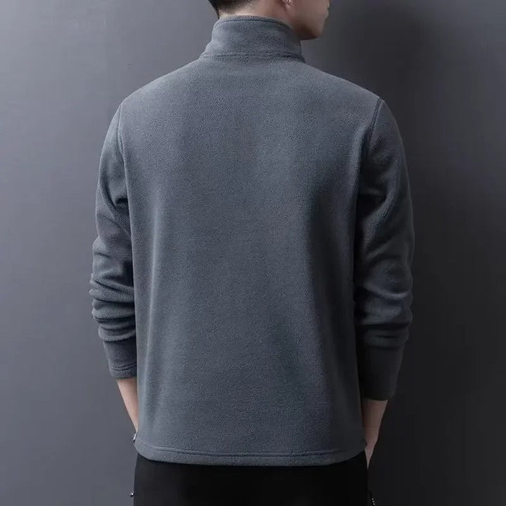 Miesten lämmin fleece soft shell -takki, hengittävä, moderni muotoilu, vetoketjullinen kaulus, tummansininen sävy.