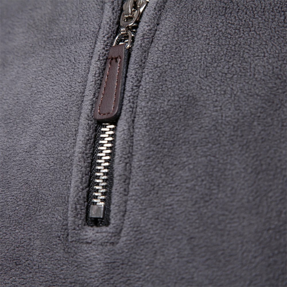 Miesten lämmin fleece soft shell -takki, hengittävä, moderni muotoilu, vetoketjullinen kaulus, tummansininen sävy.